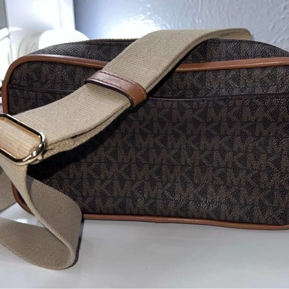 Michael Kors Bradshaw Brown Crossbody Bag - Picture 2 of 10